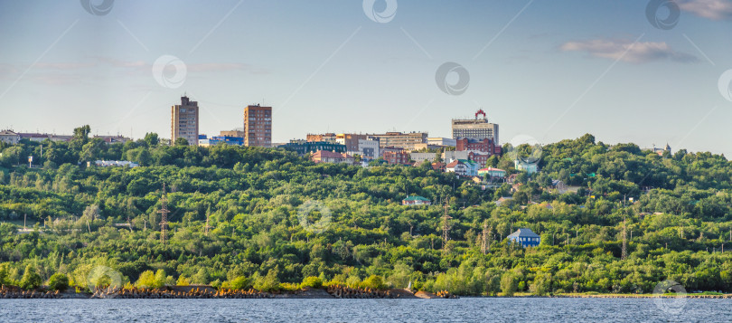 Скачать Ульяновск, Россия - 20 июля 2019 года. Вид на центр Ульяновска с реки Волга. фотосток Ozero