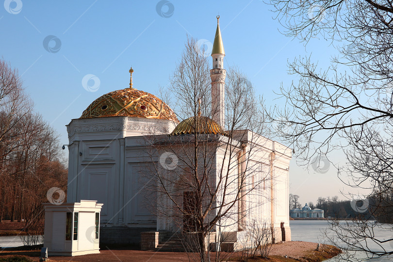 Скачать Россия, Санкт-Петербург, 15 апреля 2018 года. На фото павильон Турецкой бани, расположенный в Государственном музее-заповеднике Царское Село (город Пушкин). Турецкая баня - Павильон фотосток Ozero