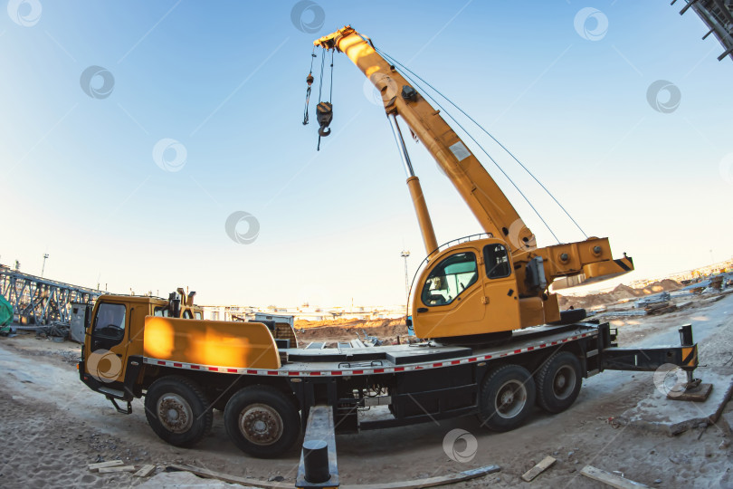 Скачать Большой желтый автокран готов к работе на строительной площадке фотосток Ozero