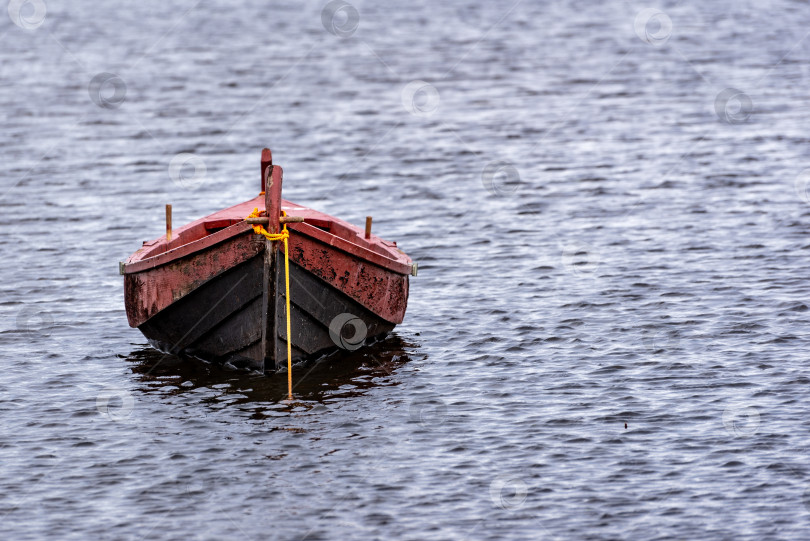Скачать Старая весельная лодка на воде фотосток Ozero