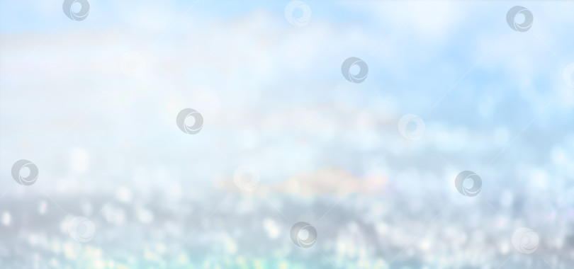 Скачать Размытый пейзаж морской воды с абстрактным фоном боке солнечного света. Фоновый баннер концепции летних каникул и путешествий на открытом воздухе с пространством для копирования. фотосток Ozero