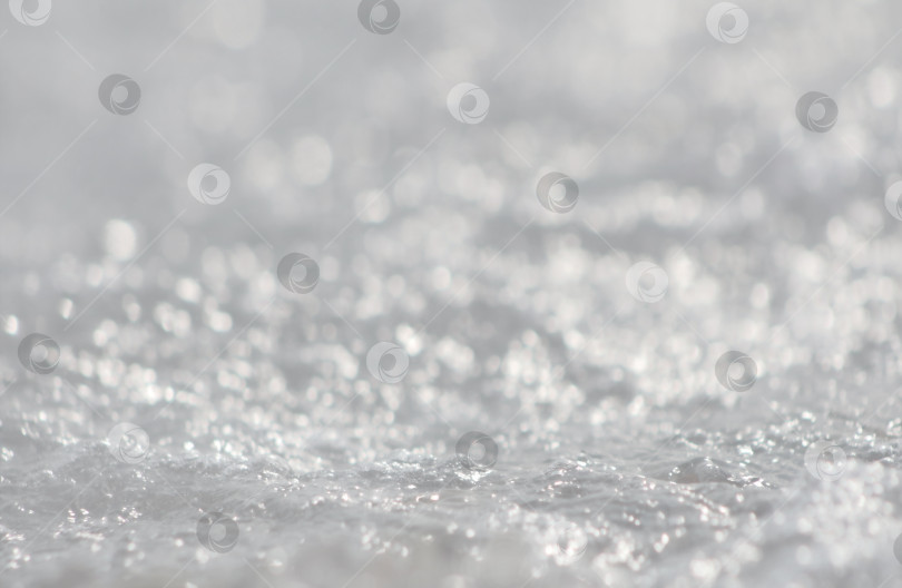 Скачать Абстрактный серый фон, размытое белое боке, расфокусированный свет и пузырьки воды. фотосток Ozero