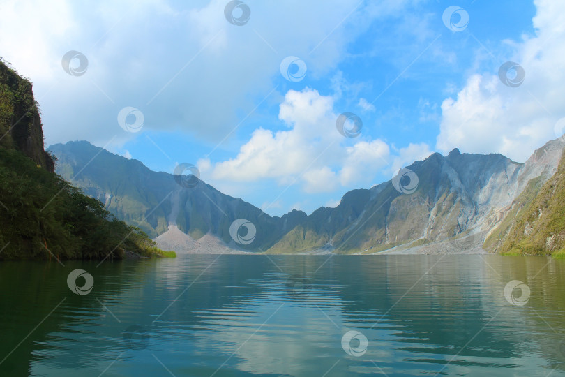 Скачать Вулкан Пинатубо на Филиппинах. Природный ландшафт кратерного озера горы Пинатубо. фотосток Ozero
