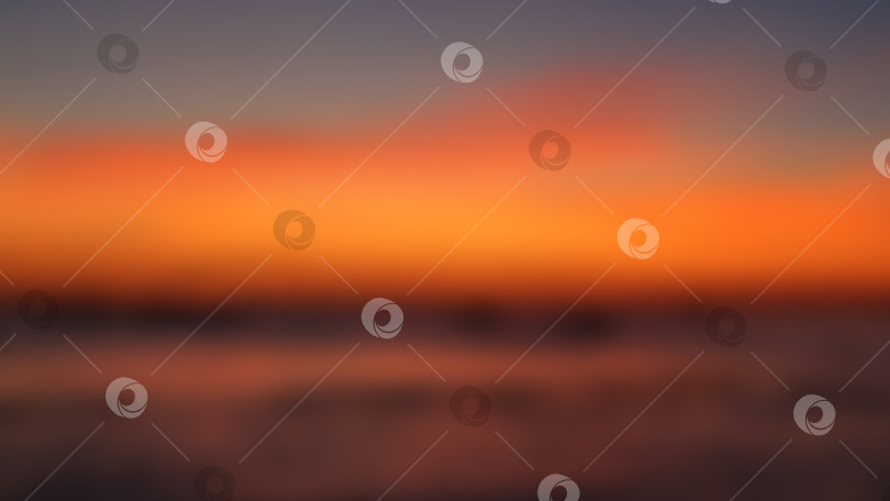 Скачать Размытое сумеречное закатное небо и естественный фон моря. Абстрактный темно-оранжевый ночной размытый расфокусированный морской фон. фотосток Ozero
