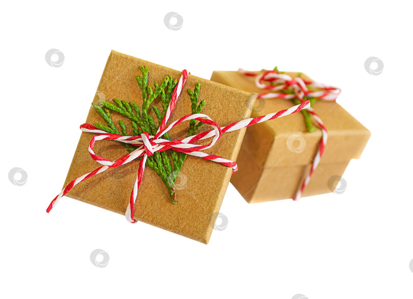 Скачать Изолированные подарочные коробки для рождественских праздников. Новогодние подарочные коробки своими руками, обернутые крафт-бумагой и украшенные еловой веткой. фотосток Ozero
