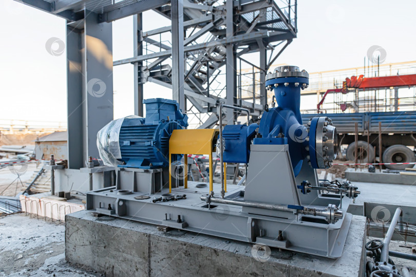 Скачать Установка нового насосного оборудования в строящемся цехе нефтепереработки фотосток Ozero