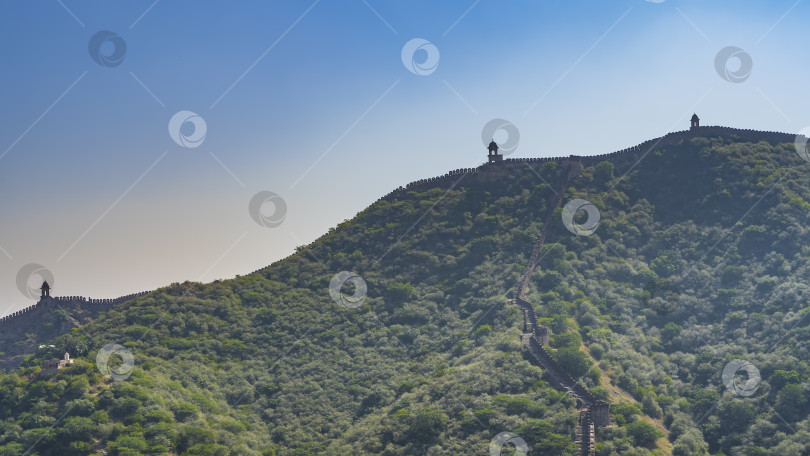 Скачать Древняя крепостная стена тянется вдоль склона и вдоль вершины горного хребта фотосток Ozero