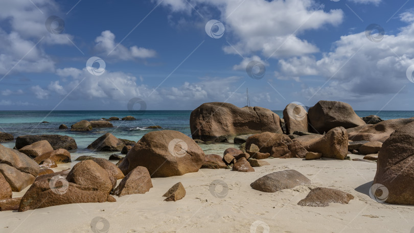 Скачать По пляжу разбросаны живописные гранитные валуны. фотосток Ozero