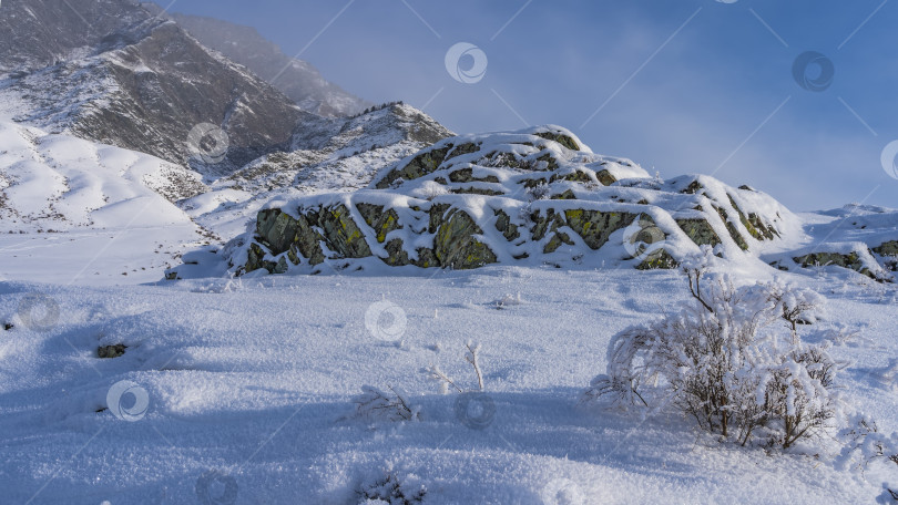 Скачать Долина покрыта нетронутым свежим снегом. фотосток Ozero