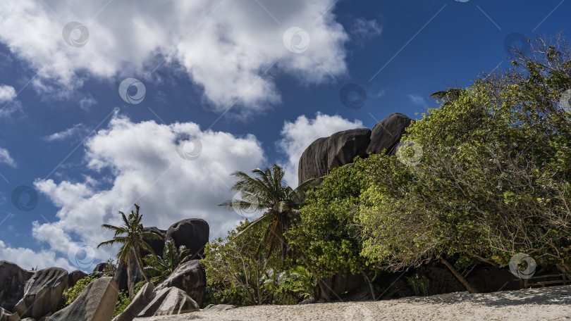 Скачать Живописные гранитные скалы на тропическом острове. фотосток Ozero