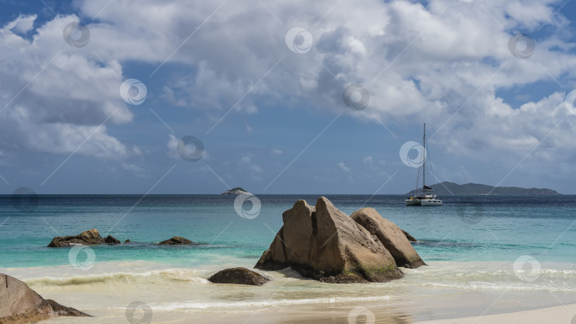 Скачать Живописные скалы в полосе прибоя на тропическом пляже. фотосток Ozero