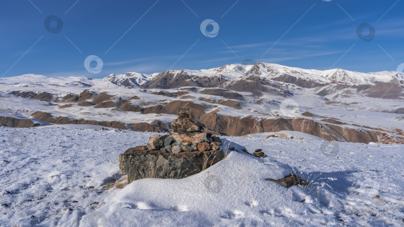 Скачать Горы с красно-коричневыми склонами на фоне голубого неба. фотосток Ozero