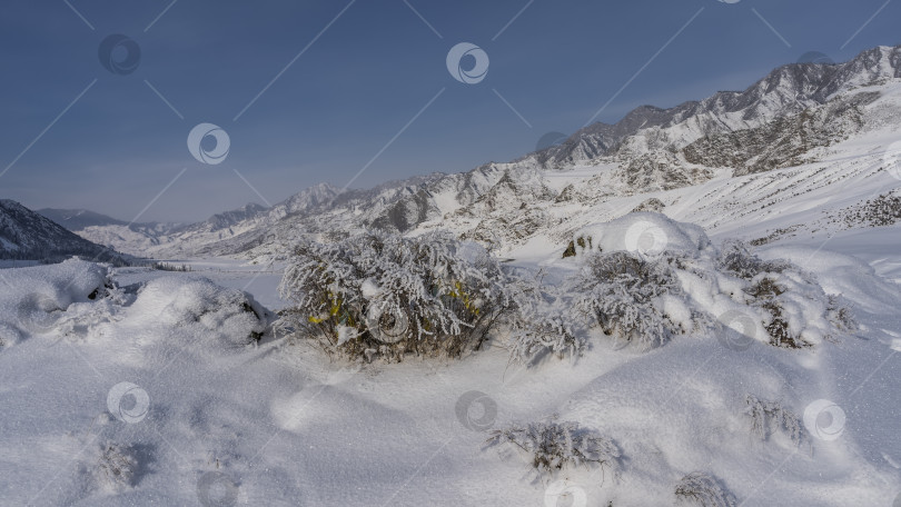 Скачать Живописный скалистый горный хребет на фоне голубого неба. фотосток Ozero