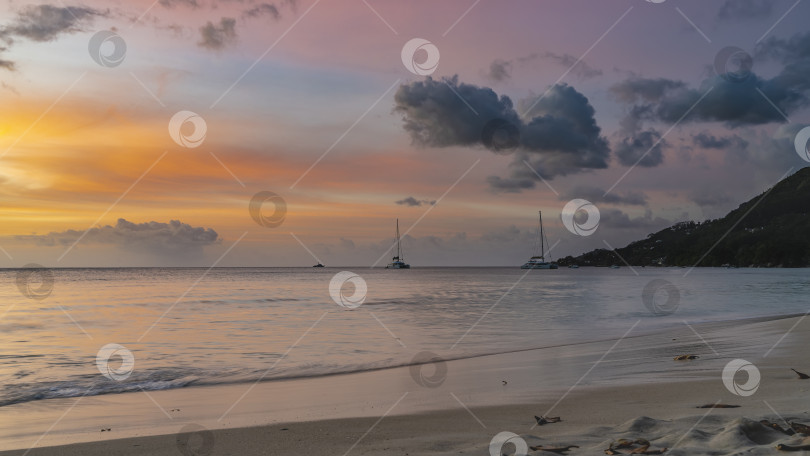 Скачать Романтический закат на тропическом острове. фотосток Ozero