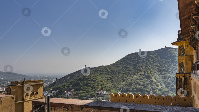 Скачать Оборонительная крепостная стена проходит вдоль гребня горы фотосток Ozero