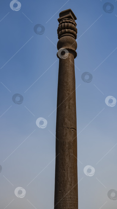 Скачать Знаменитый древний железный столб, не подверженный коррозии, на фоне голубого неба. фотосток Ozero