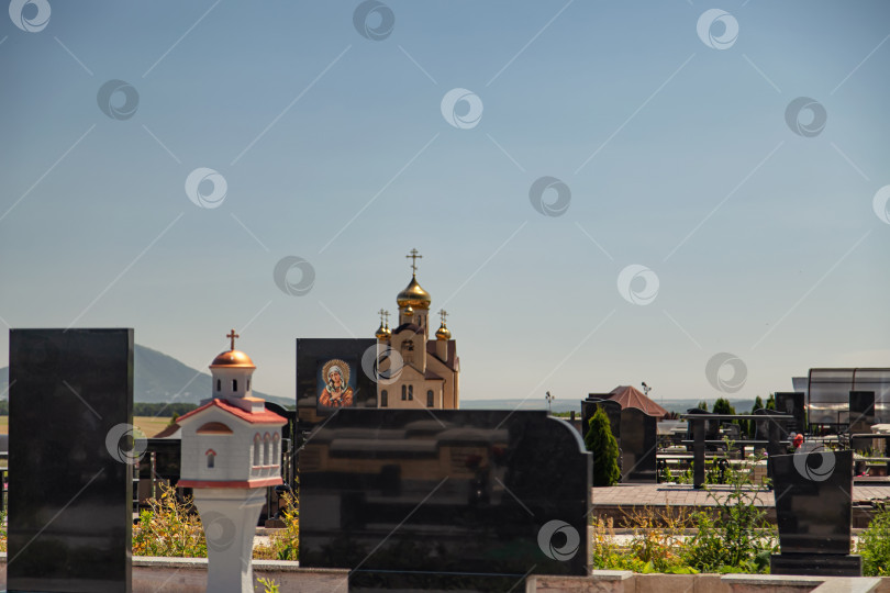 Скачать Надгробие из черного мрамора с изображением православной иконы фотосток Ozero