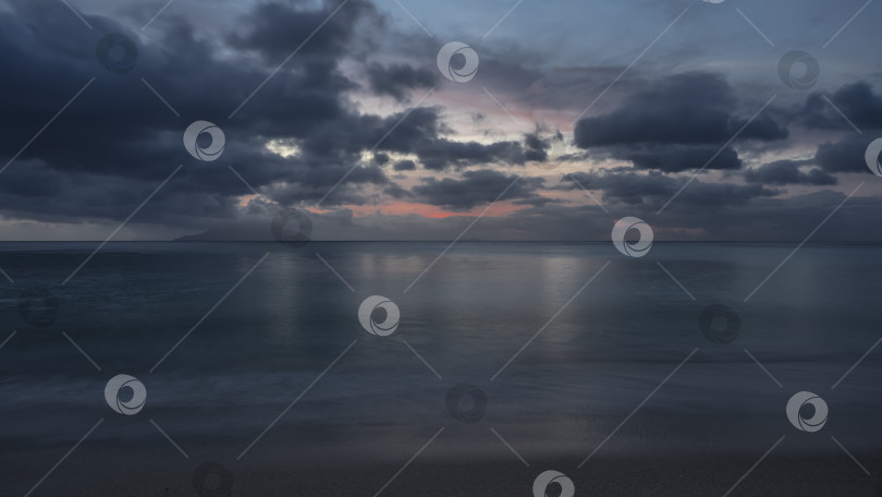 Скачать Спокойный вечерний морской пейзаж в голубых тонах. фотосток Ozero
