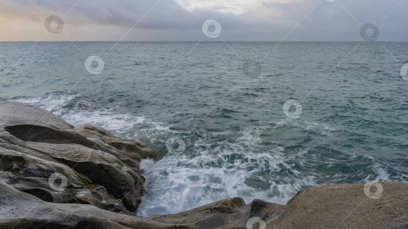 Скачать Живописные валуны в бирюзовом океане. фотосток Ozero