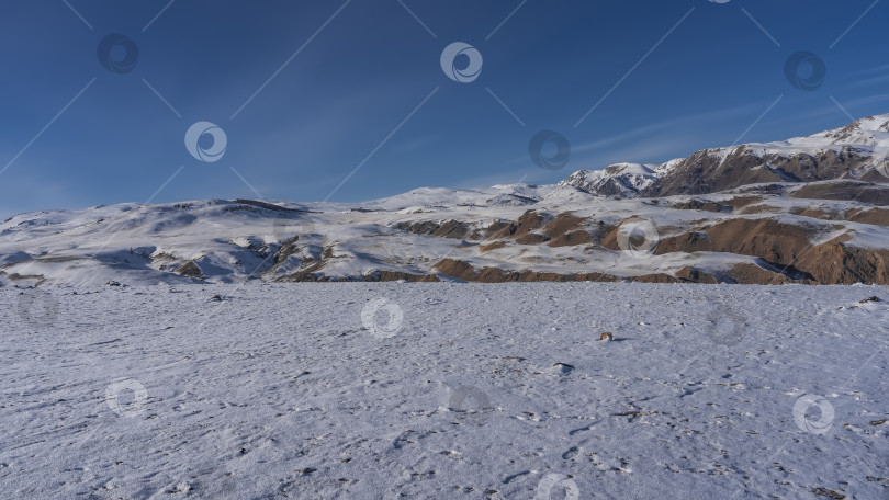 Скачать Горный хребет с красно-коричневыми склонами на фоне голубого неба фотосток Ozero