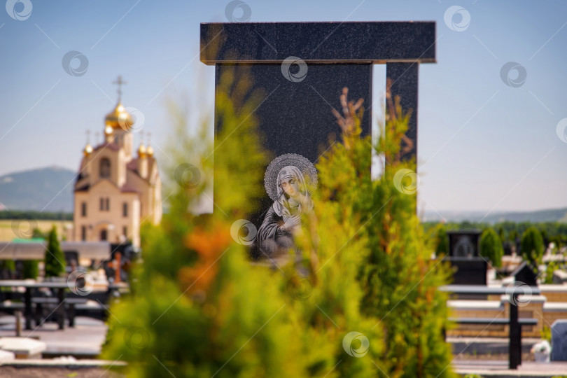 Скачать Надгробие из черного мрамора с изображением православной иконы фотосток Ozero