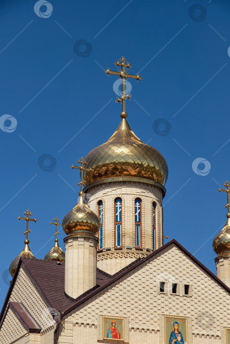 Скачать Христианская церковь с золотыми куполами и крестами фотосток Ozero