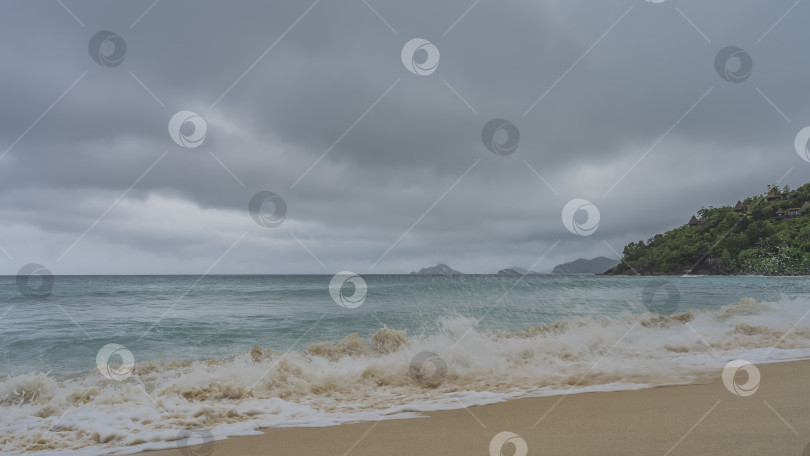 Скачать Волна бирюзового океана, пенящаяся на пляже. фотосток Ozero