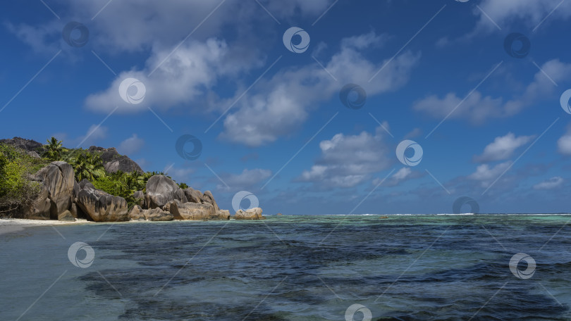 Скачать У берега океана громоздятся живописные гранитные валуны со складчатыми склонами. фотосток Ozero