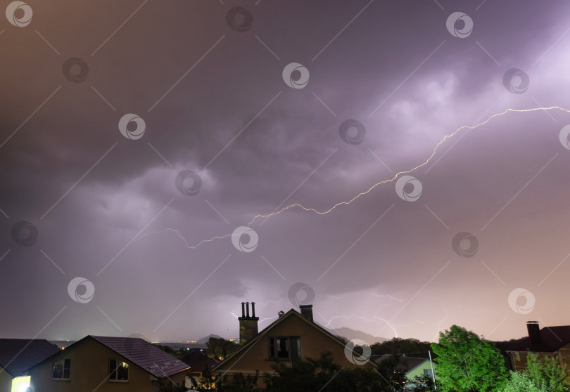 Скачать Вспышка молнии на фоне вечернего неба фотосток Ozero