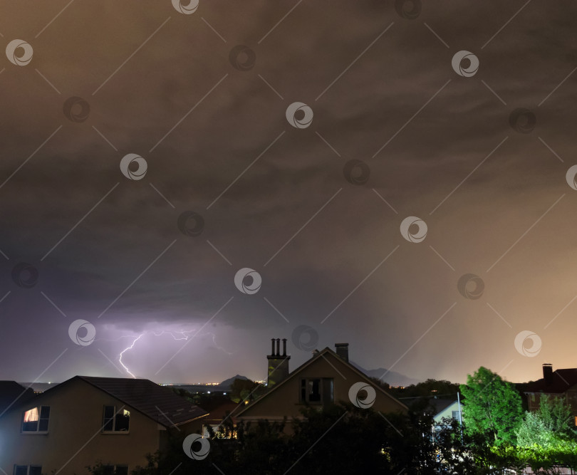 Скачать Вспышка молнии на фоне вечернего неба фотосток Ozero