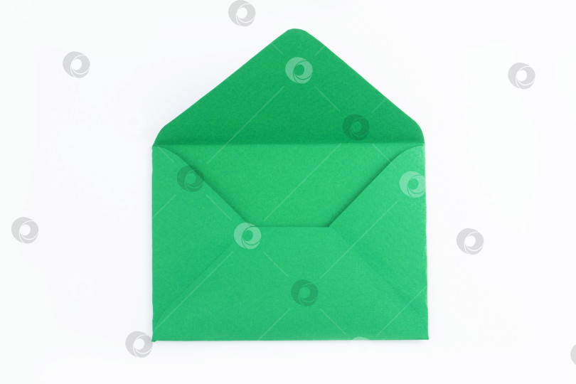 Скачать Зеленый эко-конверт, поделка, выделенный на белом фоне. Коммуникация и коммуникационная концепция, экология и вторичное использование. фотосток Ozero