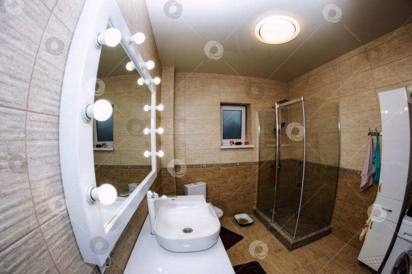 Скачать Интерьер ванной комнаты с большим зеркалом с подсветкой фотосток Ozero