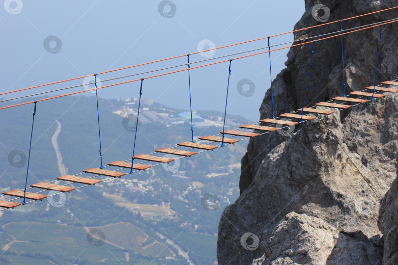 Скачать Подвесной мост без людей фотосток Ozero
