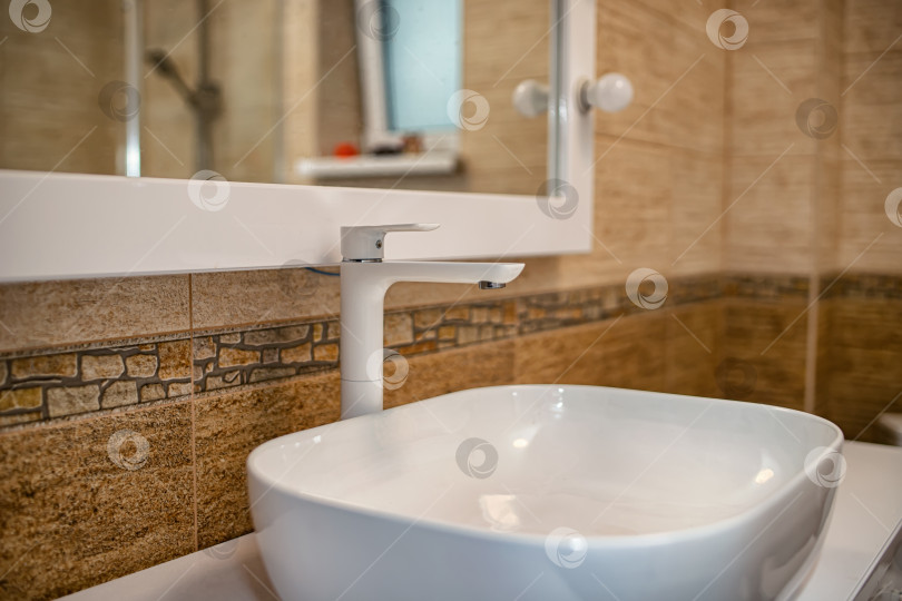 Скачать Интерьер ванной комнаты с большим зеркалом с подсветкой фотосток Ozero