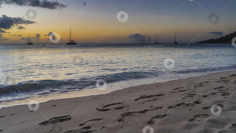 Скачать Сумерки на тропическом пляже. фотосток Ozero