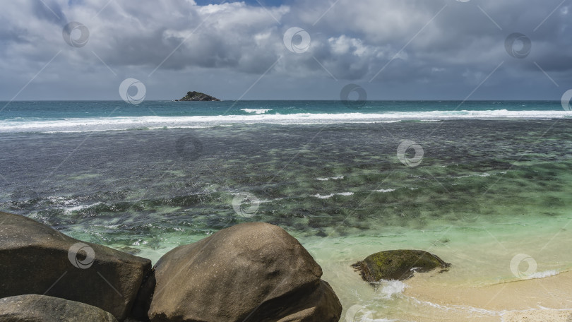 Скачать Сквозь прозрачную бирюзовую воду океана видны кораллы. фотосток Ozero