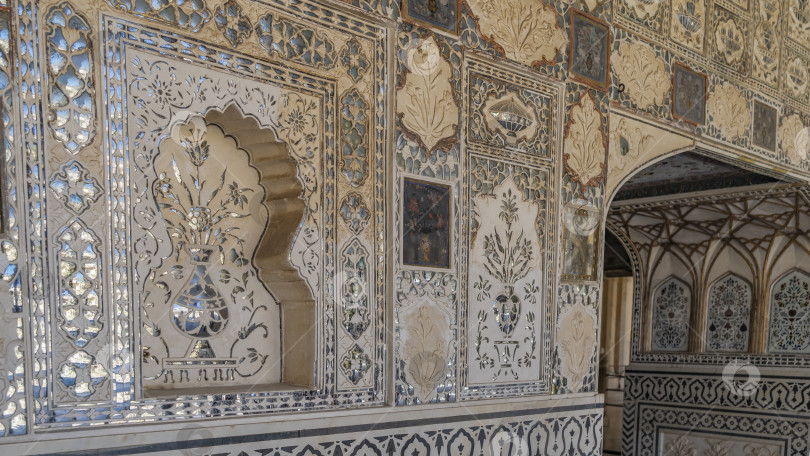 Скачать Фрагмент внутреннего убранства зеркального дворца древнего Янтарного форта. фотосток Ozero