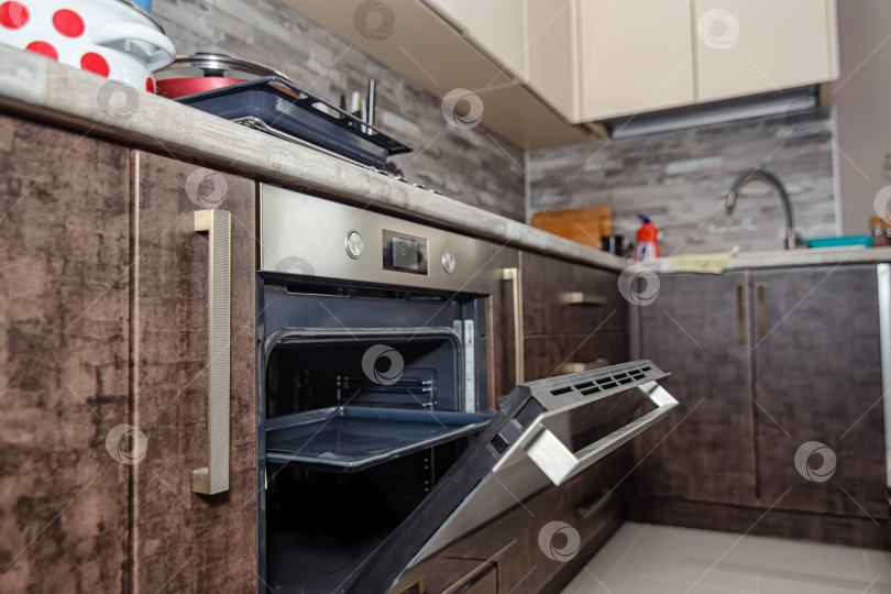 Скачать Современный интерьер кухни в цветах венге со встроенной бытовой техникой фотосток Ozero