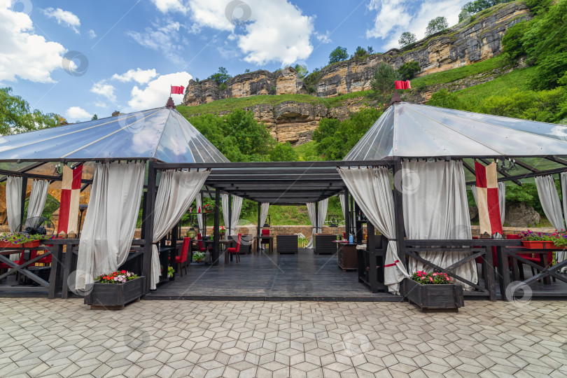 Скачать Часть ресторана - комфортабельно меблированный шатер под открытым небом фотосток Ozero