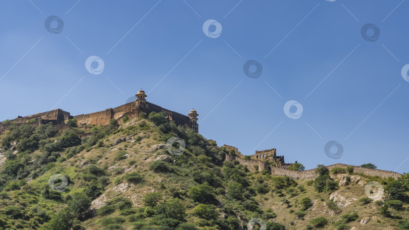 Скачать Вдоль гребня горы проходит древняя оборонительная крепостная стена. фотосток Ozero