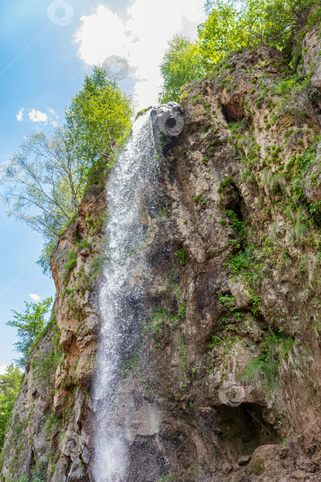 Скачать Вид на воду, падающую сверху на Медовые водопады фотосток Ozero