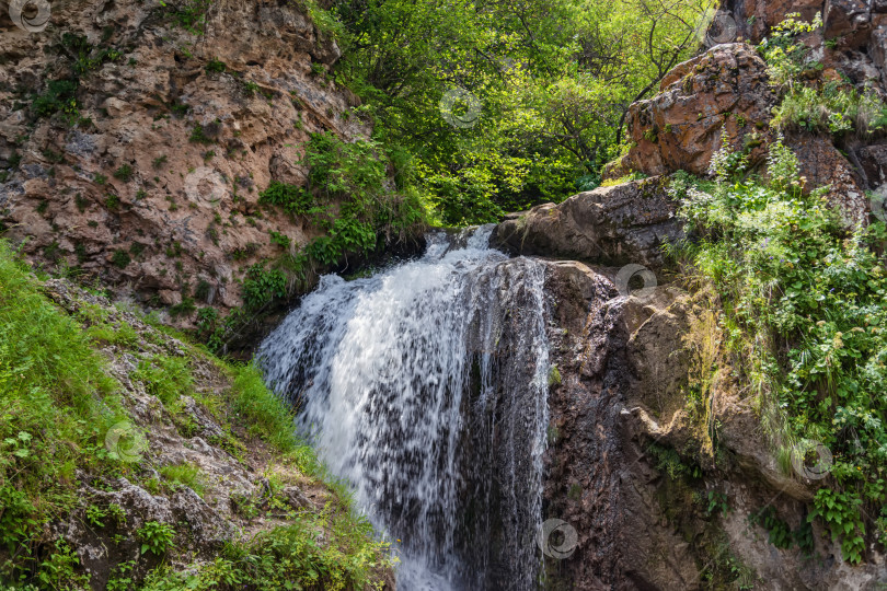 Скачать Вид на воду, падающую сверху на Медовые водопады фотосток Ozero