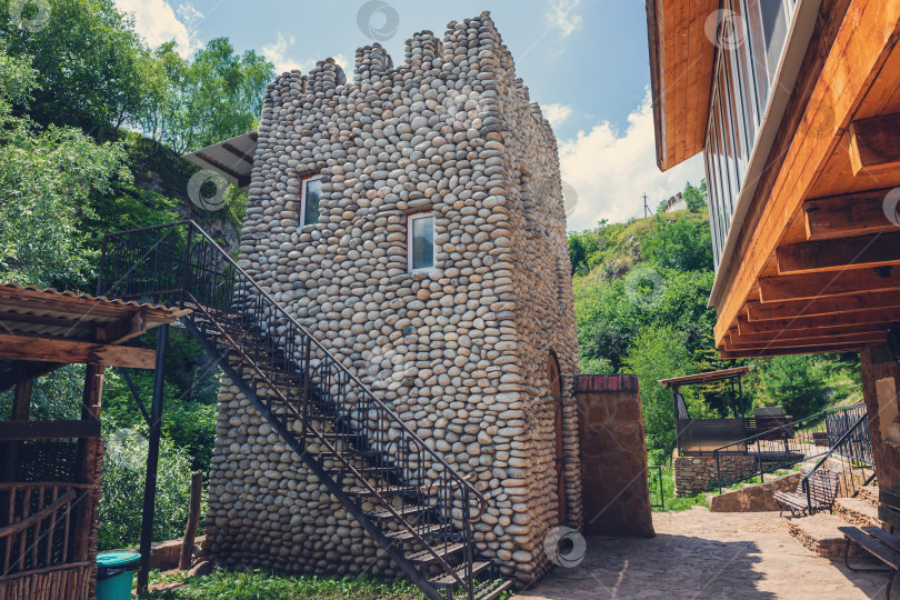 Скачать Сооружение из крупных речных камней является традиционным для народов Кавказа. фотосток Ozero