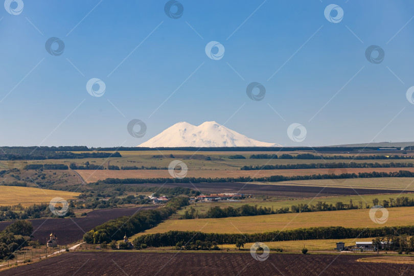 Скачать Вид на заснеженные склоны Эльбруса фотосток Ozero