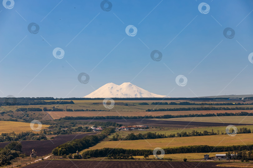 Скачать Вид на заснеженные склоны Эльбруса фотосток Ozero