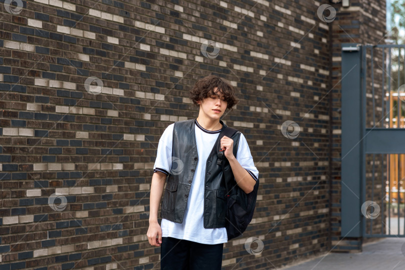Скачать молодой человек на улице на фоне городских зданий фотосток Ozero
