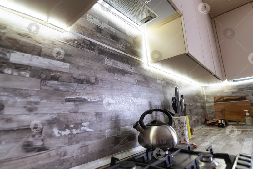 Скачать Дополнительная подсветка рабочей зоны на кухне с помощью гибкого светодиодного неона фотосток Ozero