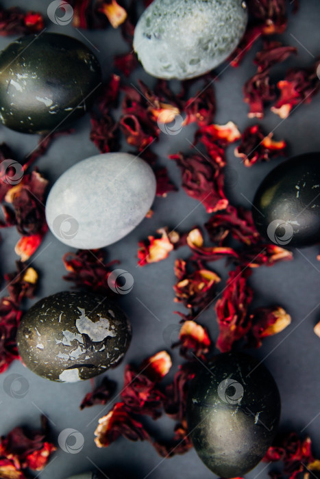 Скачать Расписные пасхальные яйца с эффектом мраморного камня, окрашенные натуральным каркаде из гибискусового чая. фотосток Ozero