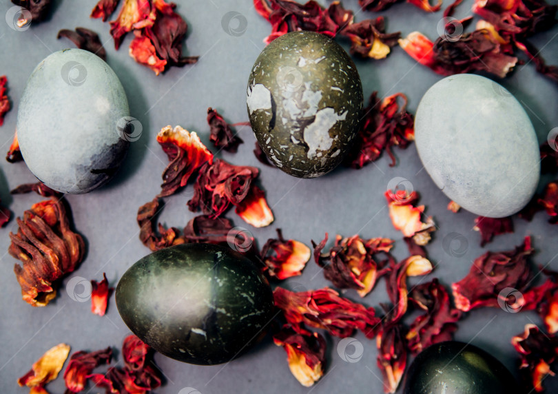 Скачать Расписные пасхальные яйца с эффектом мраморного камня, окрашенные каркаде из гибискусного чая.Текстура, эстетичный фон. фотосток Ozero