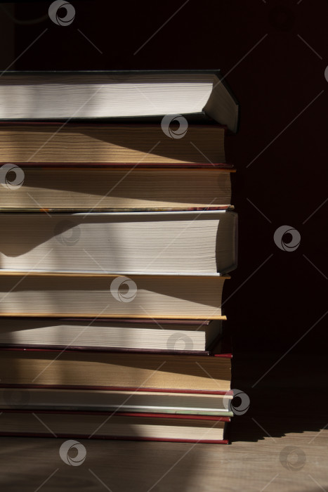 Скачать стопка книг с абстрактными тенями фотосток Ozero